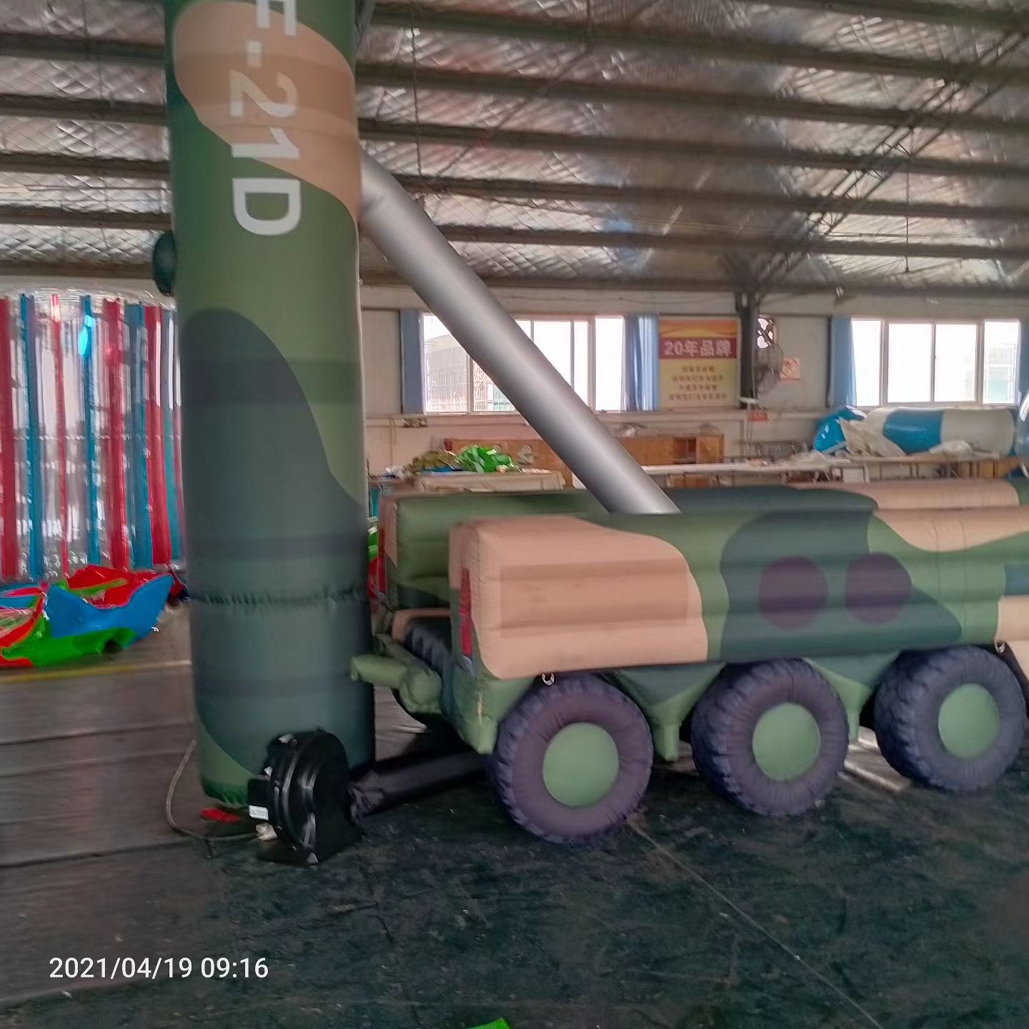 沁源军事演习中的充气目标车辆：模拟发射车雷达车坦克飞机